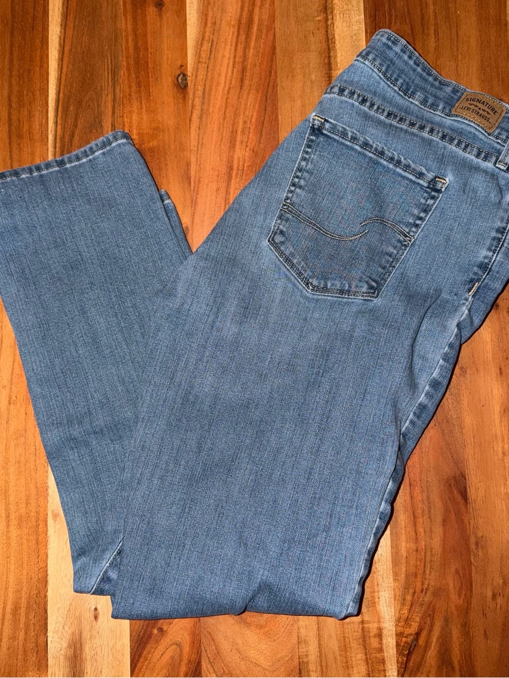 Women's Mid Rise Slim Light Blue Denim Levi jeans size W34 L30. #515
